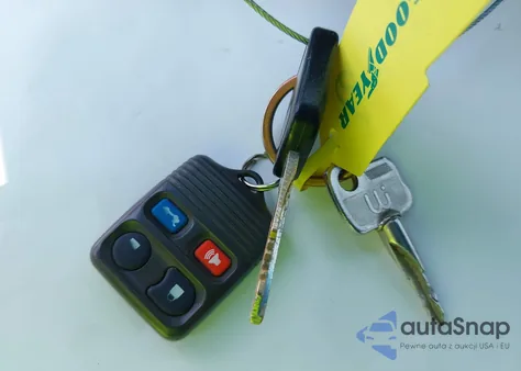 2000 Ford Crown Victoria Lx z USA, uszkodzony, nr VIN 2FAFP74WXYX155073